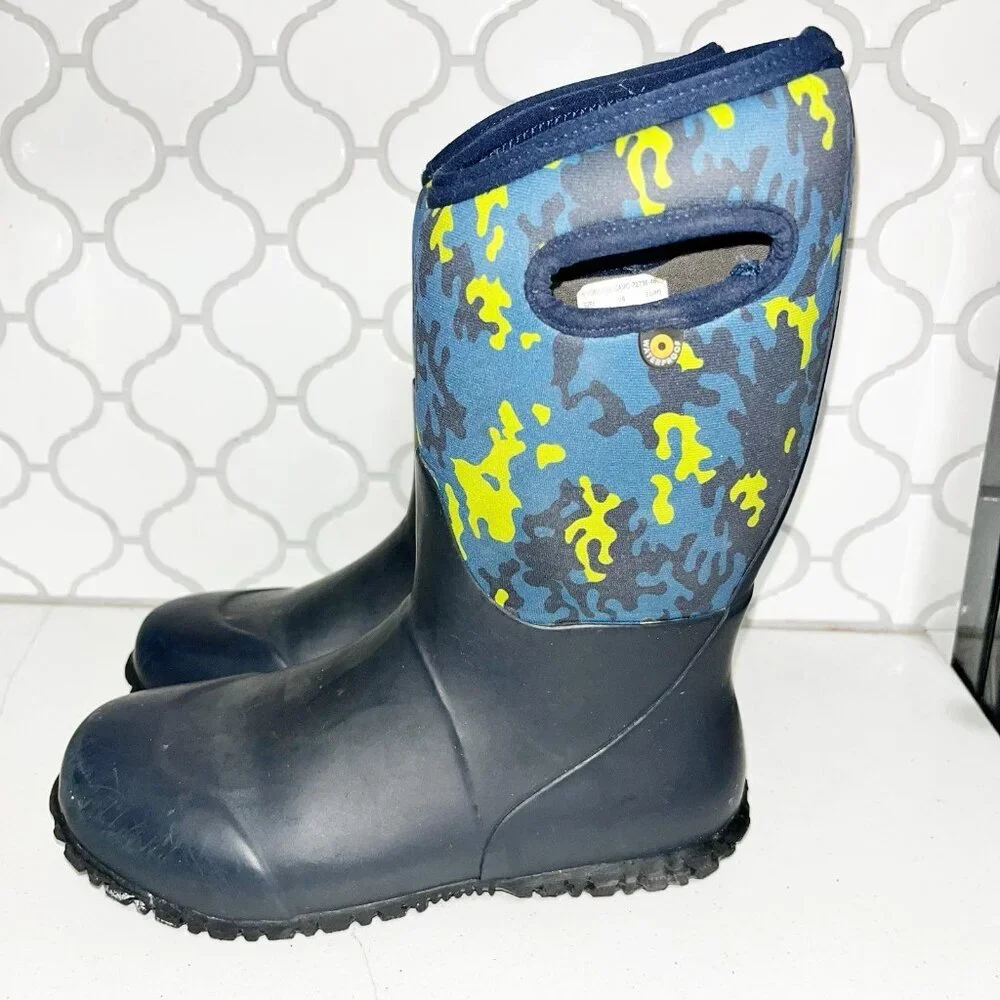 Bogs Pull On Boots Youth Size 4 Insulated Rubber Waterproof Blue Yellow Camo